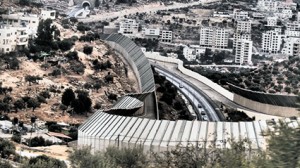 Die Mauer als Absperrung entlang der Grenzlinie zwischen Israel und dem Westjordanland: „Tunnel“ nach West-Jerusalem